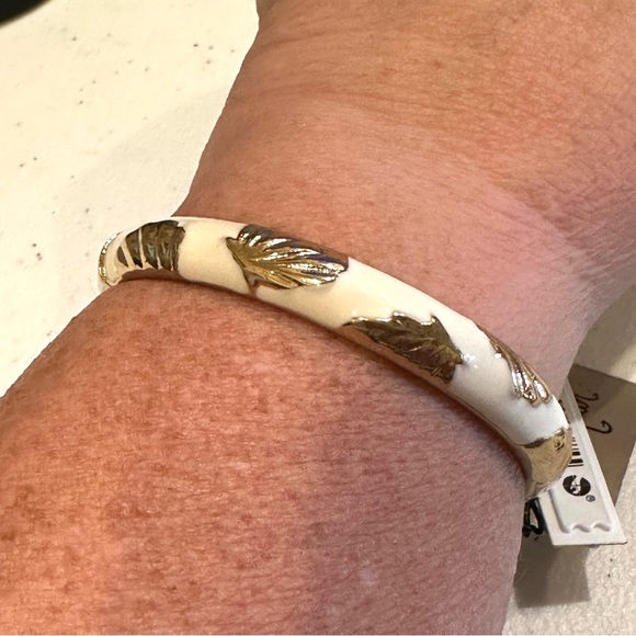 NWT Sequin by Nordstrom Clamper Bangle Bracelet white enamel, gold tone seashell - Picture 2 of 13
